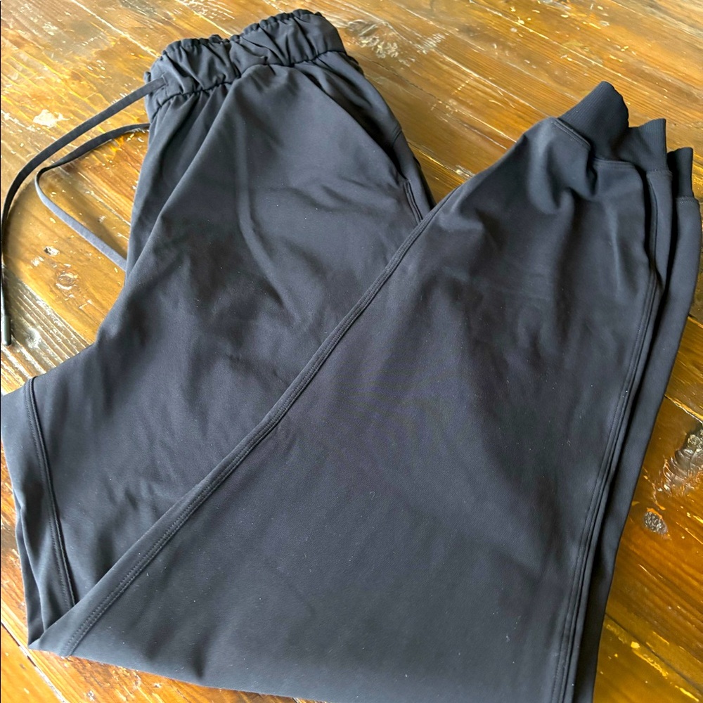 Lululemon black pants size 6